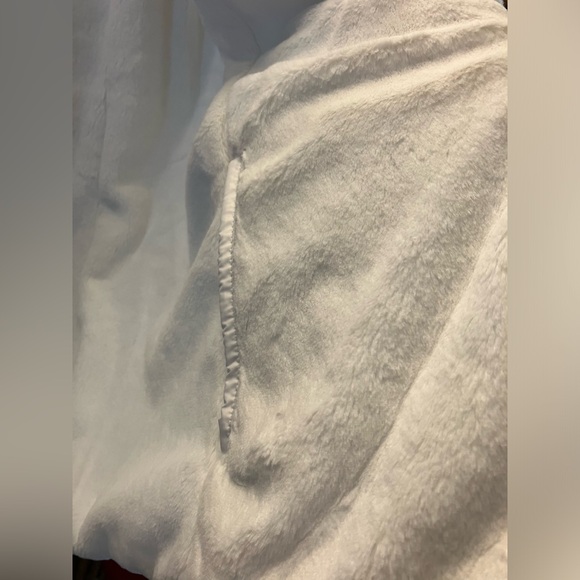 $140 The North Face Mossbud Reversible White Vest. Like new condition. Size XL. - Picture 9 of 13